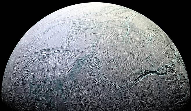 토성의 얼음위성 가운데 하나인 엔셀라두스. 얼음층 아래에 있는 바다에 생명체의 6대 필수 원소가 모두 있는 것으로 나타났다. 미국항공우주국 제공