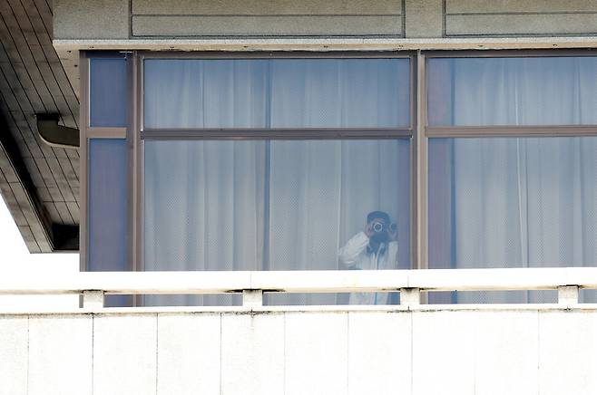 4일 경기도 파주시 판문점 내 북쪽 판문각 창문에서 북한군이 남쪽을 향해 쌍안경을 들고 있다. 사진공동취재단
