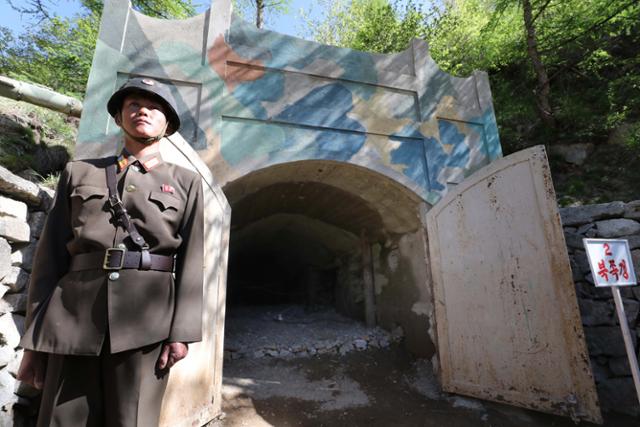북한 군인이 2018년 5월 25일 함경북도 길주군 풍계리 핵실험장 2번 갱도 앞에서 경비를 서고 있다. 연합뉴스