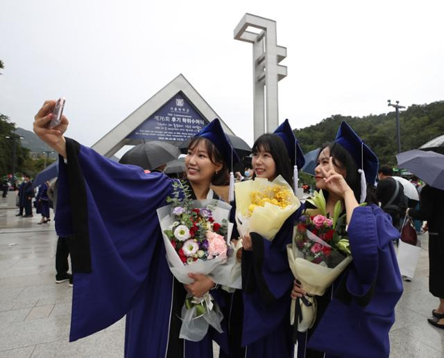 지난 8월 29일 서울 관악구 서울대학교에서 열린 제76회 후기 학위수여식을 마친 졸업생들이 기념촬영을 하고 있다. 뉴시스