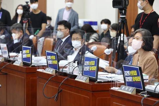 4일 국회에서 열린 교육위원회의 교육부·국사편찬위원회 등에 대한 국정감사에서 더불어민주당 의원들이 '김건희 논문표절 증인들은 출석하라!'는 문구가 적힌 피켓을 컴퓨터에 붙여 놓고 있다. 오대근 기자