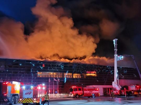 4일 오후 5시 25분쯤 경북 구미시 구포동의 한 공장에서 불이나 소방당국이 화재 진압에 나서고 있다. 경북도재난본부 제공