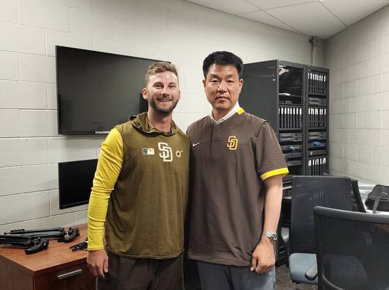 루카스 레이(왼쪽) 샌디에이고 파드리스 익스텐디드 캠프 감독 겸 책임자와 손차훈 전 SK 와이번스 단장. 손차훈 제공