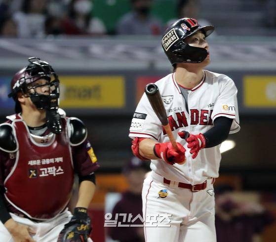 2022 KBO리그 프로야구 SSG 랜더스와 키움 히어로즈의 경기가 지난 9월 29일 오후 인천SSG랜더스필드에서 열렸다. 1회말 무사 1루 최지훈이 투런홈런을 치고 있다. 인천=김민규 기자 mgkim1@edaily.co.kr