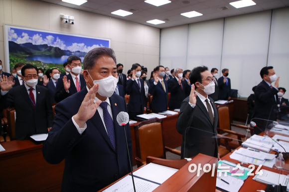 박진 외교부 장관이 4일 오후 서울 여의도 국회에서 열린 국회 외교통일위원회 외교부 국정감사에서 증인선서를 하고 있다. [사진=김성진 기자]