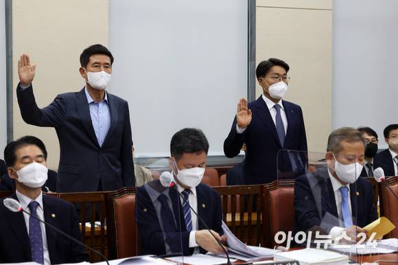 4일 서울 여의도 국회 행정안전위원회에서 열린 행정안전부·인사혁신처·공무원연금공단에 대한 국정감사에서 증인으로 출석한 최정우(오른쪽) 포스코그룹 회장과 이강덕 포항시장이 선서를 하고 있다. [사진=김성진 기자]