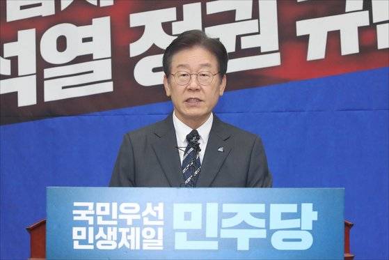 이재명 더불어민주당 대표는 4일 국회에서 열린 의원총회에서 "문재인 전 대통령을 직접 겨냥한 정치 탄압이 노골화되고 있다"며 윤석열 정부를 비판했다. 장진영 기자