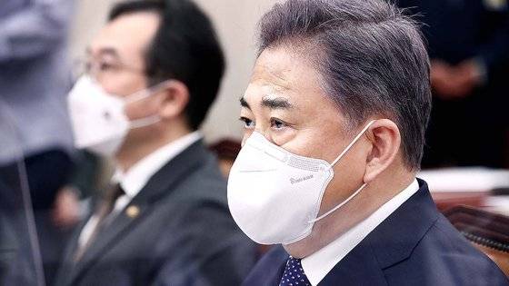 박진 외교부 장관이 4일 국회에서 열린 외교통일위원회 국정감사에 출석해 있다. 민주당은 지난달 29일 박 장관 해임건의안을 통과시켰는데, 이날 국감에서도 박 장관에 대한 퇴장을 요구하며 국감은 파행됐다. 연합뉴스