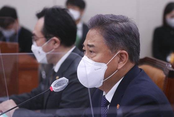 박진 외교부 장관이 4일 오후 국회 외교통일위원회에서 열린 외교부·한국국제협력단·한국국제교류재단·재외동포재단·한·아프리카재단에 대한 국정감사에서 인사말을 하고 있다. 국회사진기자단