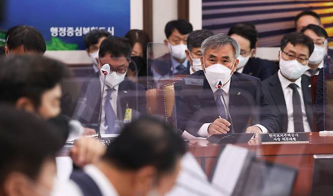 이정관 한국토지주택공사 사장직무대행이 4일 서울 여의도 국회에서 열린 국토교통위원회의 한국토지주택공사, 국토안전관리원, 주택관리공단, 건설기술교육원에 대한 국정감사에서 의원질의에 답변하고 있다. 국회사진기자단