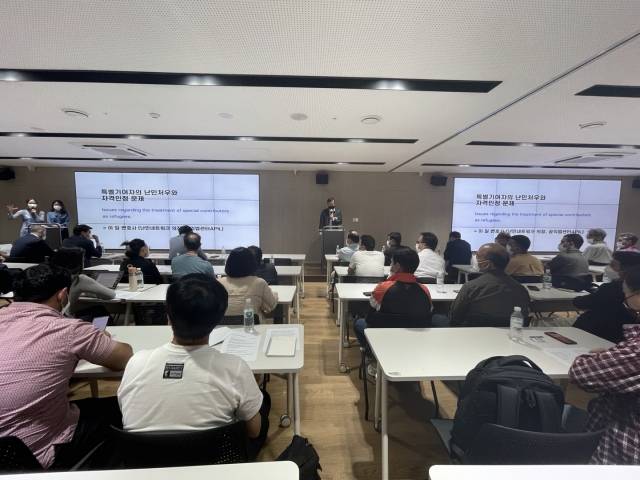 재한아프가니스탄커뮤니티가 1일 서울 용산구 서울시공익활동공간에서 지행한  ‘아프간&코리안 커뮤니티 컨설테이션’에서 참석자들이 이야기를 듣고 있다.