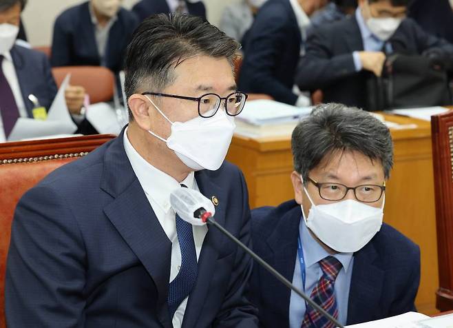 장상윤(왼쪽) 교육부 차관이 4일 국회에서 열린 교육위원회 국정감사를 준비하며 관계자와 대화하고 있다. /사진=공동취재사진