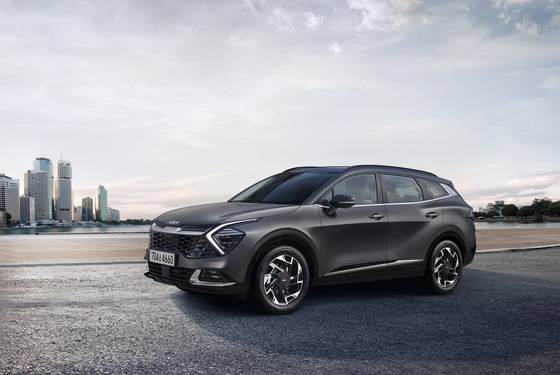 (서울=뉴스1) = 기아는 국내 준중형 SUV 판매 1위 스포티지의 연식변경 모델 ‘2023 스포티지’를 출시하고 오는 26일부터 판매에 돌입한다고 25일 밝혔다.   2023 스포티지는 경제성이 뛰어난 LPi 엔진 탑재 모델을 선보이고, 고객들이 선호하는 편의사양을 기본화 한 것이 특징이다. (기아 제공) 2022.7.25/뉴스1