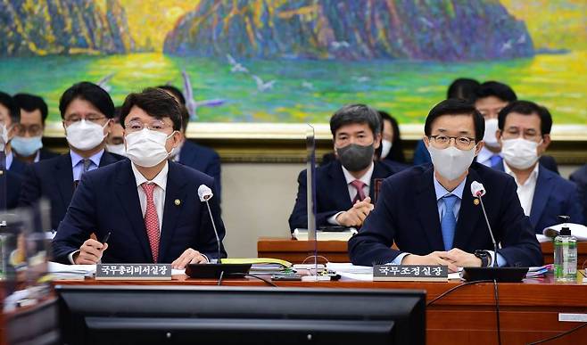 방문규(오른쪽) 국무조정실장과 박성근 국무총리비서실장이 4일 국회에서 열린 정무위원회의 국무조정실·국무총리비서실에 대한 국정감사에서 의원 질의에 답하고 있다./사진=뉴시스