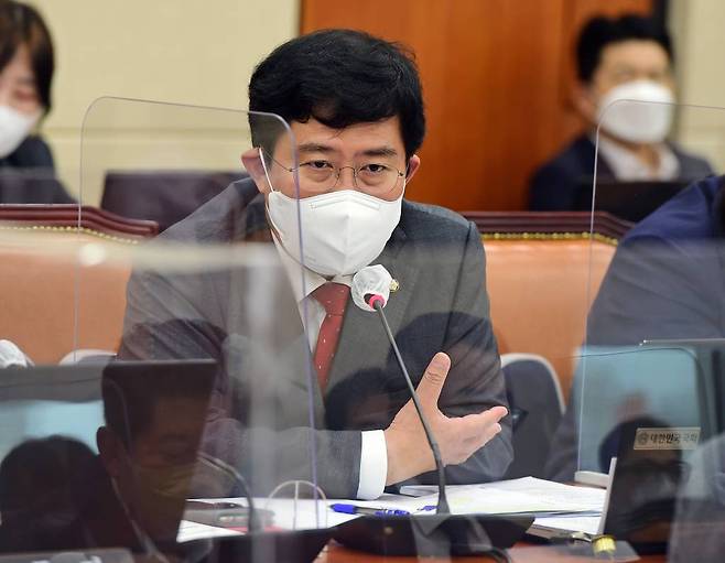 윤창현 국민의힘 의원이 4일 국회에서 열린 정무위원회의 국무조정실·국무총리비서실에 대한 국정감사에서 이스타항공 채용 비리와 관련해 야권 인사들이 연루돼 있다고 주장한 것과 관련 야당 의원들의 항의를 받자 의사진행발언을 하고 있다./사진=뉴시스