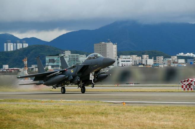 4일 한미의 '연합 공격편대군 비행 및 정밀폭격 훈련'에 참가하기 위해 우리 측 F-15K가 이륙하고 있다. /사진제공=합참