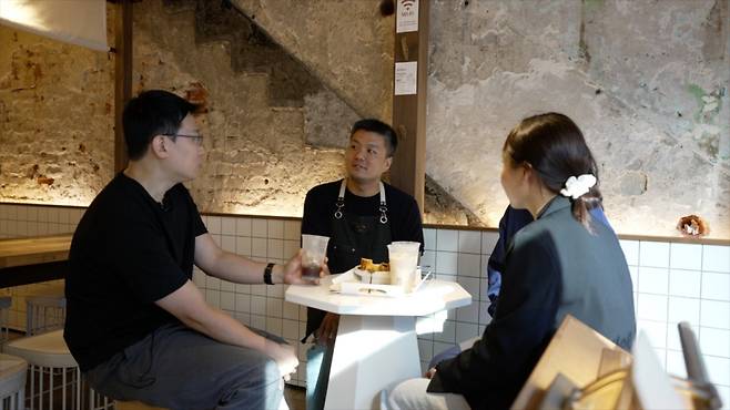 일회용컵 쓰레기 제로 카페인, 언톨드 스위츠의 박주찬 사장님(가운데)과 기자(왼쪽). 장하현씨(오른쪽)와 강진주씨(오른쪽 뒤)./사진=서울시, 이상열 미디어트립 PD