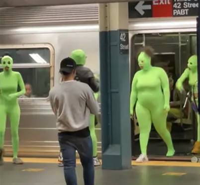 형광 '쫄쫄이'를 입은 여성 강도단 모습 /사진=틱톡