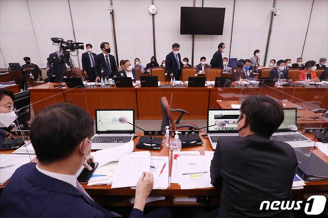 (서울=뉴스1) 허경 기자 = 4일 오후 서울 여의도 국회에서 열린 국회 외교통일위원회 외교부 국정감사에서 윤석열 대통령 비속어 논란 영상을 재생하는 것을 두고 여야 의견 차이로 감사가 중지되고 있다. (공동취재) 2022.10.4/뉴스1  Copyright (C) 뉴스1. All rights reserved. 무단 전재 및 재배포 금지.