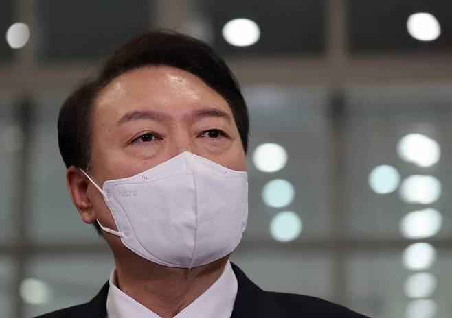 윤석열 대통령이 4일 오전 서울 용산 대통령실 청사로 출근, 취재진의 질문에 답하고 있다. [연합]