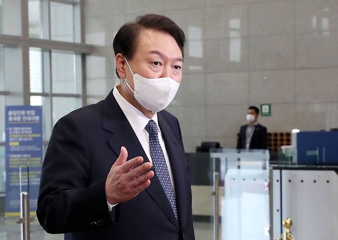 윤석열 대통령이 4일 오전 서울 용산 대통령실 청사로 출근, 취재진의 질문에 답하고 있다. [연합]