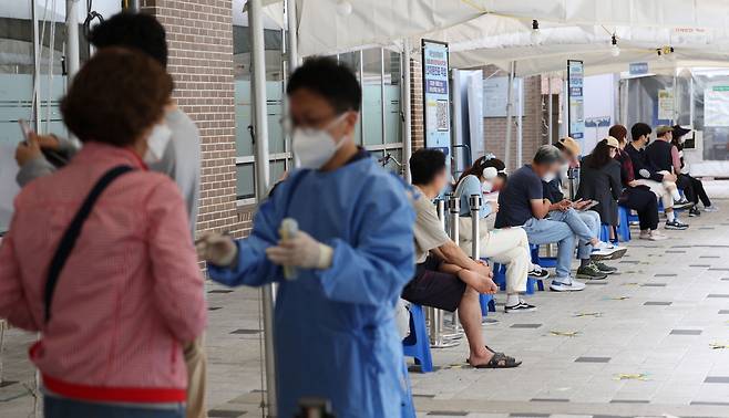 지난달 28일 오전 서울 마포구보건소 코로나19 선별진료소에서 PCR 검사를 받으려는 시민들이 대기하고 있다. [연합