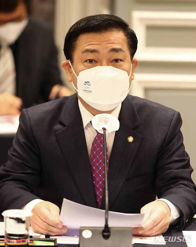 [서울=뉴시스] 국회사진기자단 = 백종헌 부산시당위원장이 12일 서울 여의도 켄싱턴 호텔에서 열린 국민의힘-부산시 예산정책협의회에서 발언하고 있다. 2021.11.12. photo@newsis.com