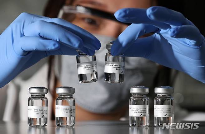 [성남=뉴시스] 사진공동취재단 = 13일 오후 경기 성남시 분당구 SK바이오사이언스 연구소에서 연구원이 국산 1호 코로나19 백신 스카이코비원을 들어보이고 있다. 2022.07.13. photo@newsis.com