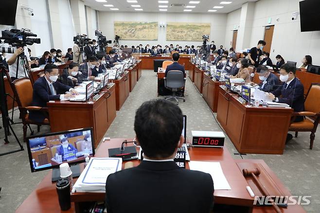 [서울=뉴시스] 최진석 기자 = 4일 국회에서 교육위원회의 교육부, 국사편찬위원회 등에 대한 국정감사가 열리고 있다. (공동취재사진) 2022.10.04. photo@newsis.com