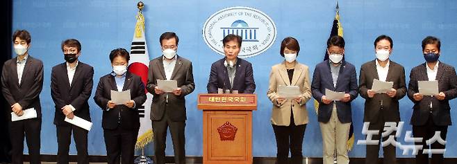 청와대 출신 더불어민주당 의원들이 3일 오전 서울 여의도 국회 소통관에서 '감사원의 문재인 전 대통령 서면조사' 규탄 기자회견을 하고 있다. 윤창원 기자