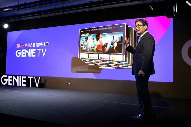 KT 미디어플랫폼사업본부장 김훈배 전무가 KT IPTV의 새로운 브랜드, 지니 TV를 소개하고 있다. KT 제공