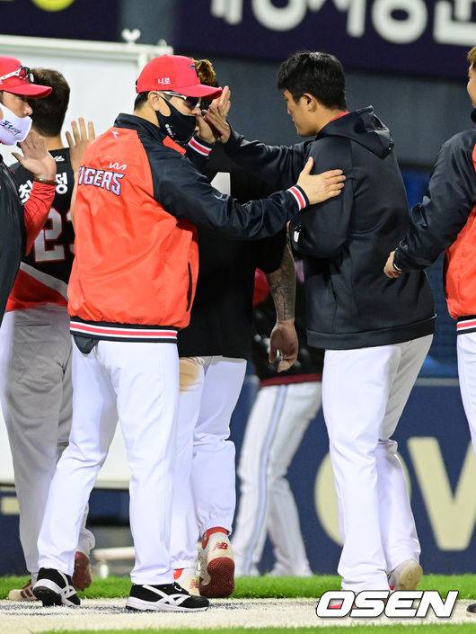 [OSEN=잠실, 지형준 기자]경기를 마치고 KIA 김종국 감독이 이의리와 승리를 기뻐하고 있다. 2022.10.04 /jpnews@osen.co.kr