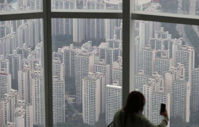 4일 서울 롯데월드타워 스카이전망대에서 바라본 서울 시내 아파트. 뉴시스