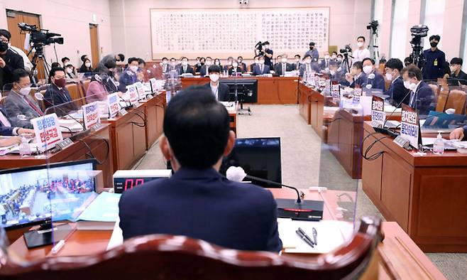 4일 국회 법제사법위원회에서 열린 대법원 등에 대한 국정감사에서 더불어민주당의 '정치탄압 중단하라' 피켓에 국민의힘은 '정쟁국감NO 민생국감YES' 피켓으로 응수하고 있다. 국회사진기자단