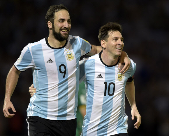 리오넬 메시와 함께 아르헨티나 축구 공격을 이끌었던 곤살로 이과인(왼쪽) AFP 연합뉴스