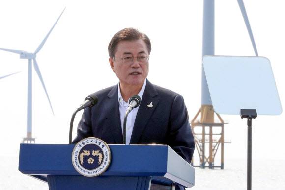 발언하는 문 전 대통령 - 문재인 전 대통령이 2020년 7월 17일 전북 부안군 해상풍력 실증단지에서 열린 ‘한국판 뉴딜, 그린 에너지 현장 - 바람이 분다’ 행사에서 해상풍력 경쟁력 강화와 그린에너지의 중요성을 강조하고 있다. 2020.7.17 연합뉴스