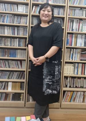 채수정 세계판소리협회 이사장이 판소리를 담은 CD 진열장 앞에서 포즈를 취하고 있다.