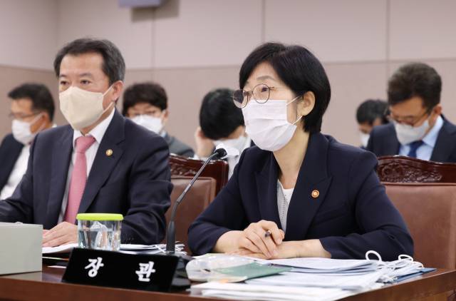 한화진 환경부 장관이 4일 오전 세종시 정부세종청사에서 열린 국회 환경노동위원회의 환경부 등에 대한 국정감사에서 의원 질의에 답변하고 있다. 연합뉴스