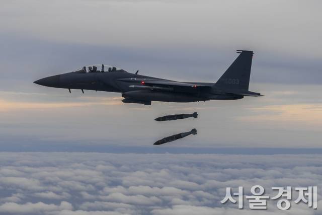 우리 공군 F-15K 전투기가 4일 오후 한미 연합공격편대군 비행 및 정밀폭격훈련에 참가해 서해 상에서 공대지합동직격탄(JDAM)을 투하하고 있다. 이날 훈련은 당일 오전 북한의 중거리탄도미사일 발사 도발에 대한 맞대응 성격으로 이뤄졌다. 사진제공=합참