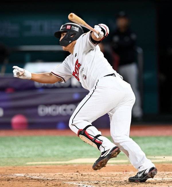 4일 경기도 수원 kt위즈파크에서 ‘2022 신한은행 SOL KBO리그’ kt 위즈와 삼성 라이온즈의 경기가 열렸다. 3회말 2사 2루에서 kt 황재균이 1타점 적시타를 날리고 있다. 수원 | 김민성 기자 marineboy@donga.com