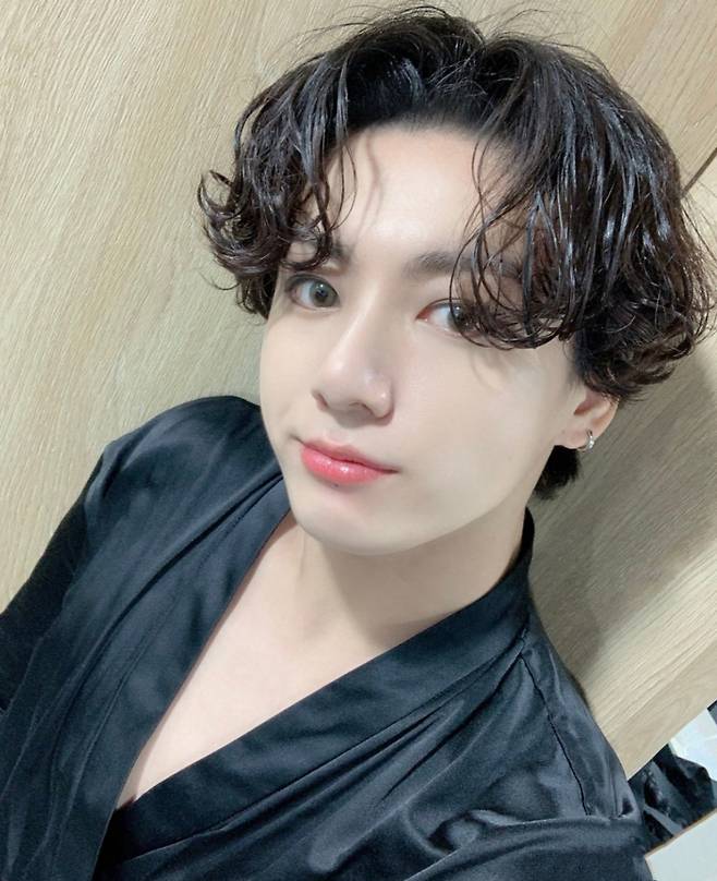 방탄소년단 정국 中팬클럽 부산 지하철 종합운동장역 전광판 광고..BTS 콘서트 응원 '초특급 팬심'