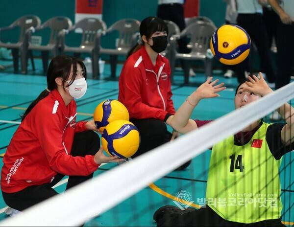 페퍼저축은행 박연화가 선수들이 워밍업 할때 볼을 전달 해 주는 모습.