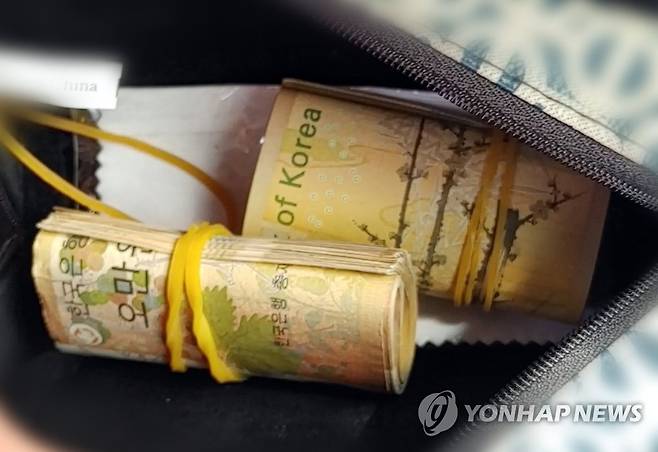 국토교통부 산하 공무원이 받은 돈뭉치 (창원=연합뉴스) 경남경찰청이 4일 공개한 돈뭉치. 
    이 오만원권은 불법 하도급 알선과 허위 준공서류 작성 등 혐의로 뇌물을 받은 국토교통부 산하 한 국토관리사무소 소속 공무원 자동차 트렁크에서 발견된 것이다. 2022.10.4 [경남경찰청 제공. 재판매 및 DB 금지] image@yna.co.kr