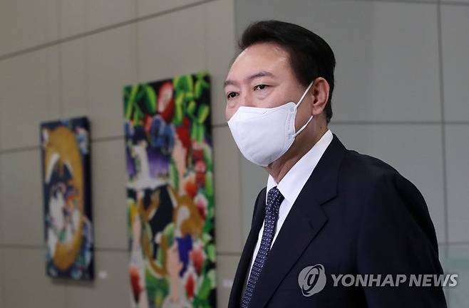 윤석열 대통령 출근길 문답 (서울=연합뉴스) 서명곤 기자 = 윤석열 대통령이 4일 오전 서울 용산 대통령실 청사로 출근, 취재진의 질문에 답하고 있다.  2022.10.4 [대통령실통신사진기자단] seephoto@yna.co.kr