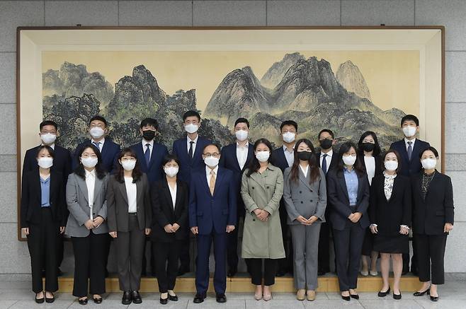 법관 임용 예정 검사들과 만난 이원석 검찰총장(앞줄 왼쪽에서 5번째) [대검찰청 제공. 재판매 및 DB 금지]