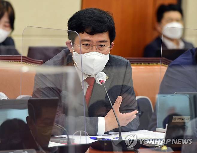 의사진행 발언하는 윤창현 (서울=연합뉴스) 이정훈 기자 = 국민의힘 윤창현 의원이 4일 오후 국회 정무위원회에서 열린 국무조정실·국무총리비서실에 대한 국정감사에서 이스타 항공의 승무원·조종사 부정 채용 의혹을 제기하며 취업 청탁자로 민주당 이원욱·양기대 의원을 지목한 것과 관련해 야당으로부터 항의를 받자 의사진행 발언을 하고 있다. 2022.10.4 [국회사진기자단] uwg806@yna.co.kr