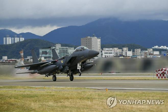 이륙하는 F-15K (서울=연합뉴스) 한국 공군의 F-15K가 북한 중거리탄도미사일 도발에 대응해 한미 연합 공격편대군 비행 및 정밀폭격 훈련을 위해 이륙하고 있다. 2022.10.4 [합참 제공. 재판매 및 DB 금지] photo@yna.co.kr