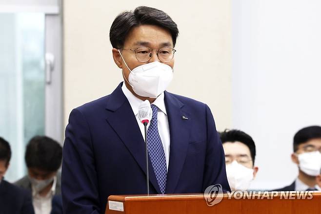 답변하는 최정우 포스코 그룹 회장 (서울=연합뉴스) 백승렬 기자 = 4일 서울 여의도 국회 행정안전위원회에서 열린 행정안전부·인사혁신처·공무원연금공단에 대한 국정감사에서 증인으로 출석한 최정우 포스코 그룹 회장이 의원 질의에 답변하고 있다. 2022.10.4 [국회사진기자단] srbaek@yna.co.kr