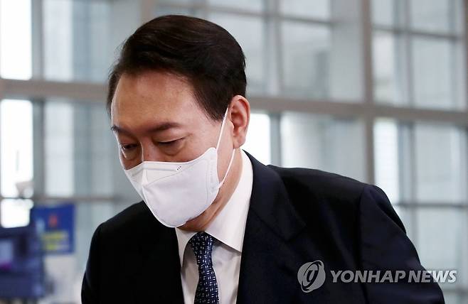 집무실 향하는 윤석열 대통령 (서울=연합뉴스) 서명곤 기자 = 윤석열 대통령이 4일 오전 서울 용산 대통령실 청사로 출근, 출근길 문답을 마친 뒤 집무실로 향하고 있다.   2022.10.4 [대통령실통신사진기자단] seephoto@yna.co.kr