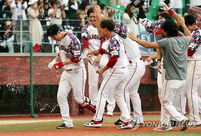 축하 물세례 받는 SSG 오태곤 (인천=연합뉴스) 윤태현 기자 = 18일 인천 SSG 랜더스필드에서 열린 프로야구 SSG 랜더스와 두산 베어스의 경기. 9회말 SSG 공격 1사 상황에서 SSG 오태곤이 좌익수 뒤 홈런을 친 뒤 동료들의 축하 물세례를 받으며 홈으로 들어오고 있다. 이날 경기는 SSG가 14-13으로 승리했다. 2022.9.18 tomatoyoon@yna.co.kr